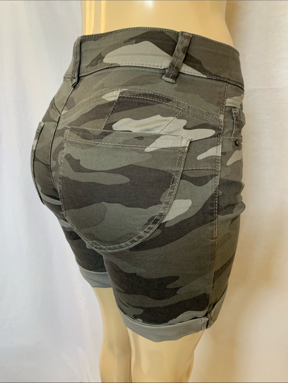 DEMOCRACY Women’s Camo Roll-Cuff Shorts Size 4 Green Camouflage NWT